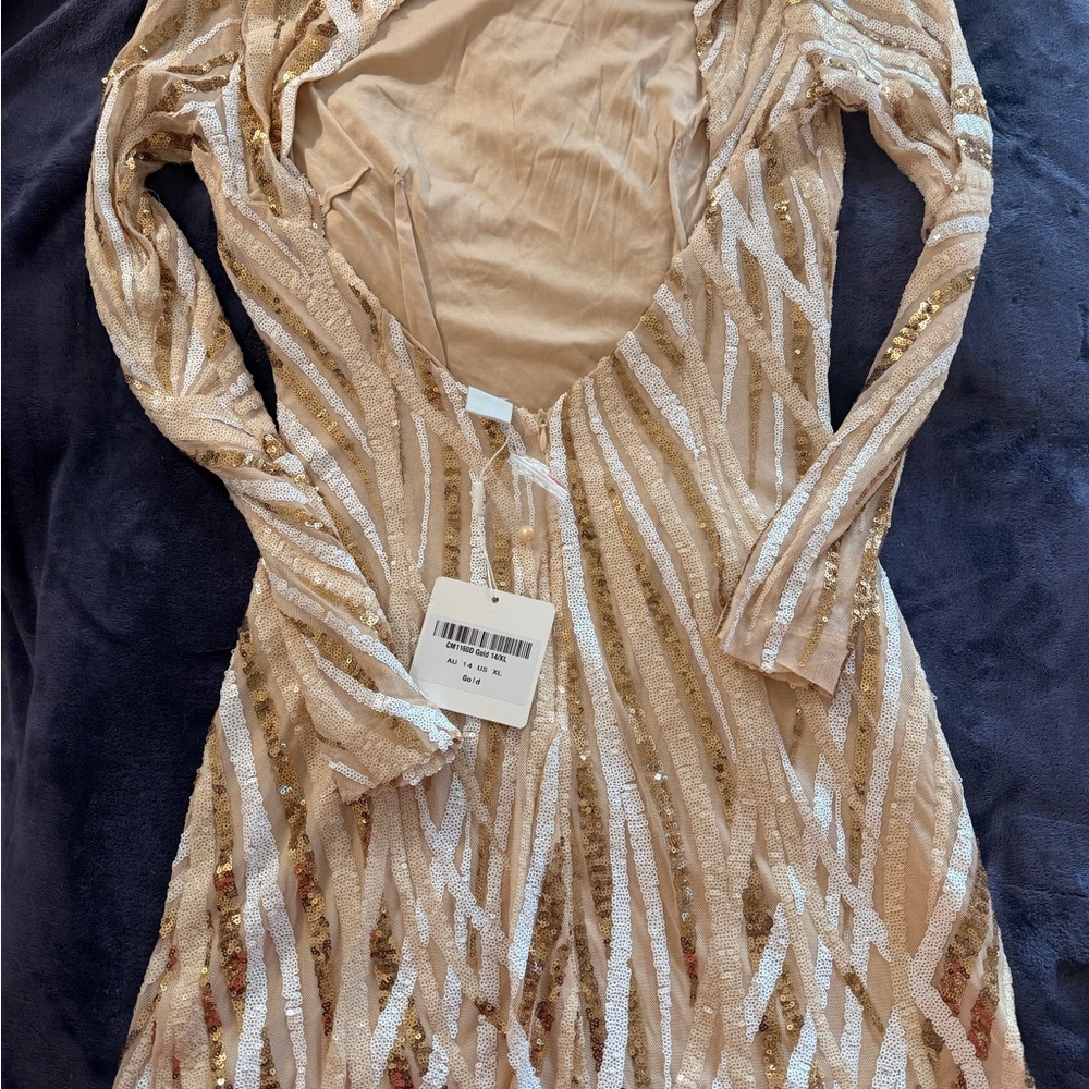 Selfie Leslie Karma Long Sleeve Keyhole Back Sequin Dress Gold - Picture 3 of 5